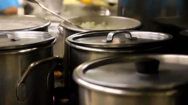 Горщики готують на плиті на промисловій кухні . — стокове відео