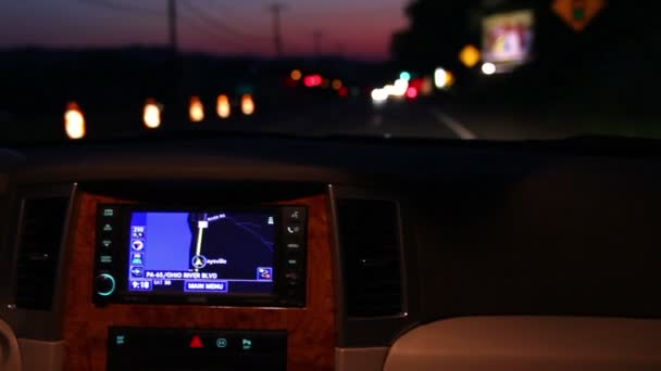 Un hombre ajusta su GPS en el tablero durante un viaje nocturno . — Vídeo de stock