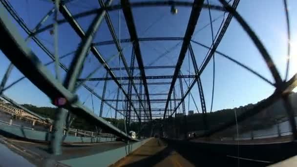 Viaggiare sul ponte di Smithfield Street a Pittsburgh, PA . — Video Stock