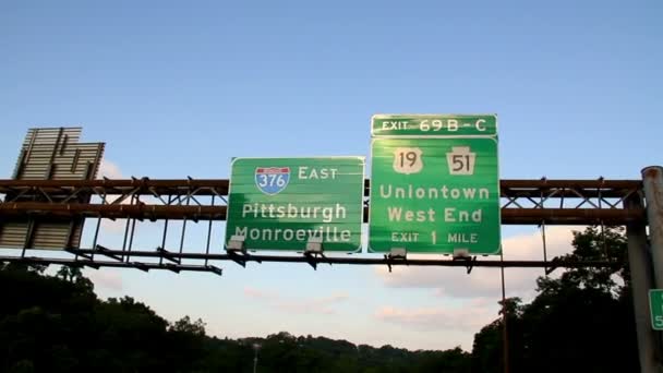 Fahren auf dem parkway in Richtung Pittsburgh. — Stockvideo