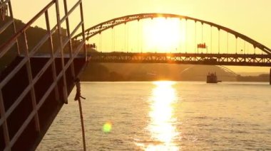 Pittsburgh, pennsylvania nehirden gün batımında görülen manzarası.