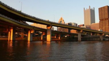 Pittsburgh, pennsylvania nehirden gün batımında görülen manzarası.