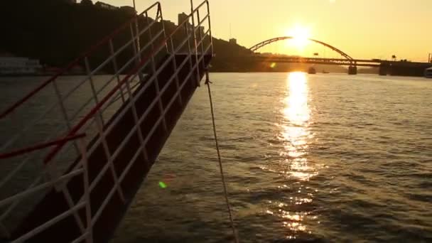 Skyline Піттсбурзі, штат Пенсільванія, як видно з річки в сутінках. — стокове відео