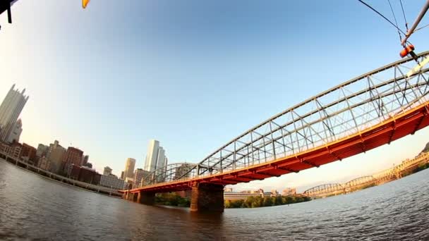 匹兹堡，宾夕法尼亚在黄昏时从河里看到的天际线. — 图库视频影像