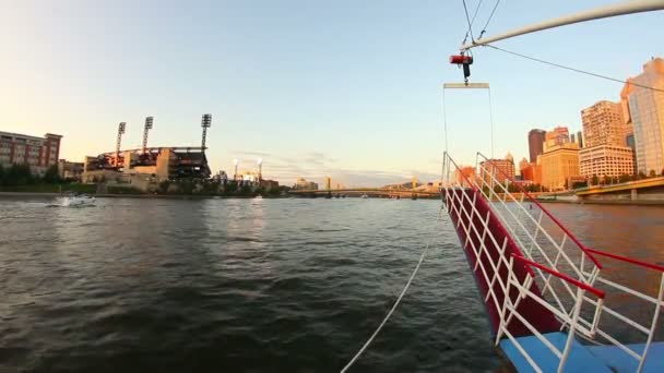 Lo skyline di Pittsburgh, Pennsylvania visto dal fiume al tramonto . — Video Stock