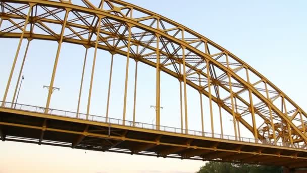 Un pont en arc d'acier enjambant la rivière Allegheny à Pittsburgh, Pennsylvanie . — Video