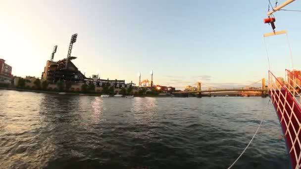 Aficionados a un partido de béisbol de los Piratas de Pittsburgh en PNC Park . — Vídeo de stock