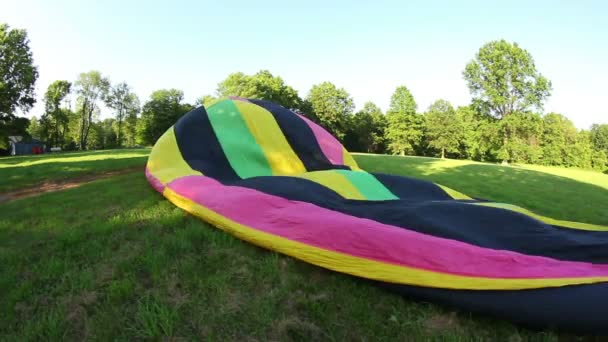 Filling a hot air balloon. — Stock Video