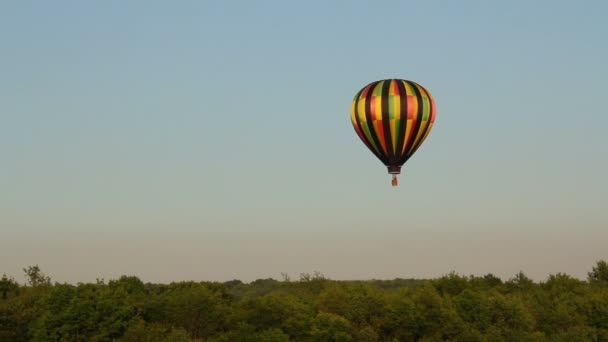 一个热气球轻轻地潺潺流过，空气在一个夏天的晚上. — 图库视频影像