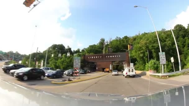 Condução para os túneis da liberdade em Pittsburgh, PA . — Vídeo de Stock