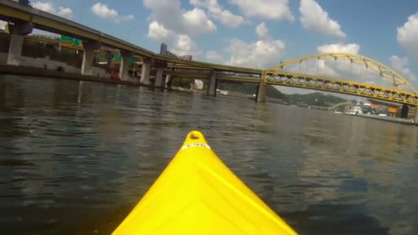Kayak en el río Allegheny — Vídeo de stock