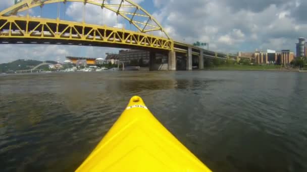 Kajakfahren auf dem Allegheny River — Stockvideo