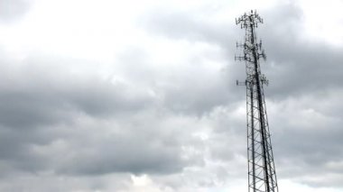 zaman sukut bulutların üzerinde bir hücresel kule.