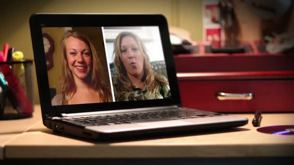 Dvě ženy video chat na přenosný notebook. — Stock video