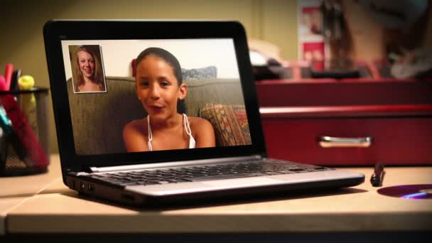 Due video chat su un computer portatile . — Video Stock