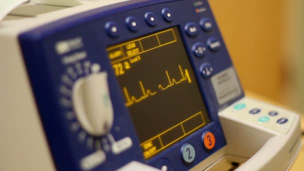 Un defibrillatore che mostra un ritmo sinusale normale . — Video Stock