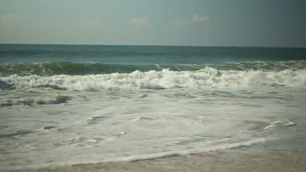 Ondas quebram em uma praia de areia no verão . — Vídeo de Stock