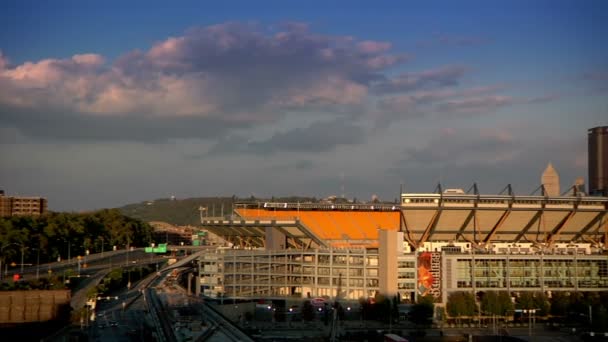 Dusk over the Pittsburgh skyline. — Stock Video