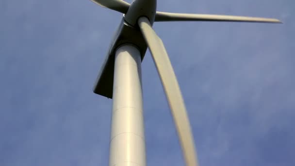 O moinho de vento fora do Centro de Ciência dos Grandes Lagos — Vídeo de Stock