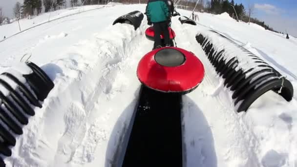 Fahrt auf den Gipfel eines Snow-Tubing-Hügels. — Stockvideo