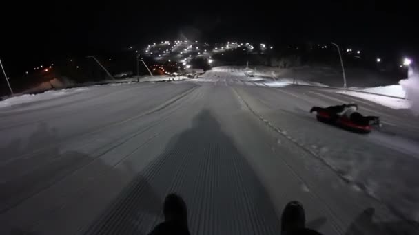 Їзда на сніговому пагорбі вночі . — стокове відео