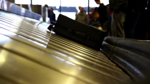 Primer plano de una cinta transportadora de equipaje en un aeropuerto . — Vídeo de stock