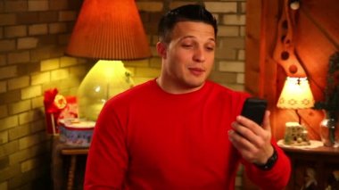 onun hareket eden smartphone bir genç adam video sohbetleri.