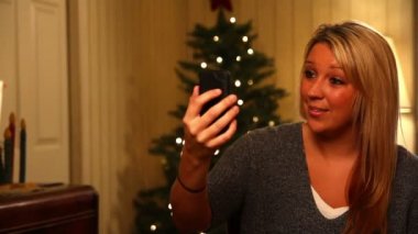 onun hareket eden smartphone bir genç kadın video sohbetleri.