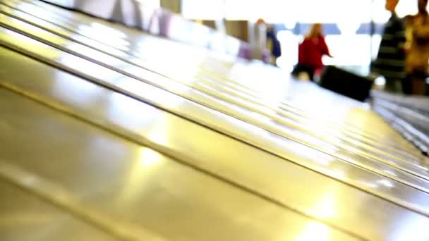 Close-up de uma correia transportadora de bagagem em um aeroporto . — Vídeo de Stock