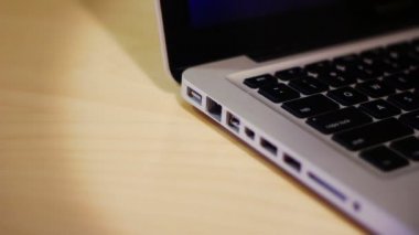 tanıttığım ve bir dizüstü bilgisayarda bir ağ kablosu prizden.