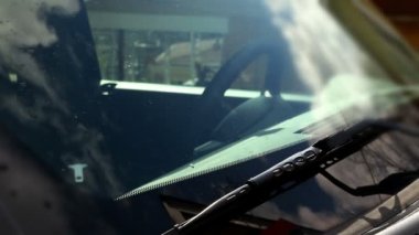 Park cezası bir otomobilin camına yerleştirme.