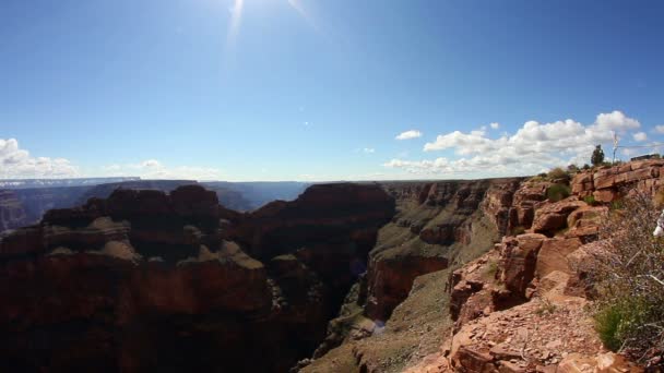 Toeristen bekijken de grand canyon west rand van de rand van de canyon op de hualapai Indiase reservering. — Stockvideo