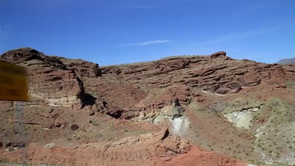 Conduciendo por el desierto . — Vídeo de stock