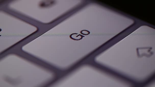 Primer plano extremo de pulsar el botón Go en una tableta con pantalla táctil . — Vídeos de Stock