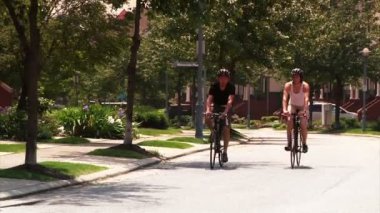 genç bir çift Bisiklet ve bisiklet parkurları üzerinde etrafı gezeyim