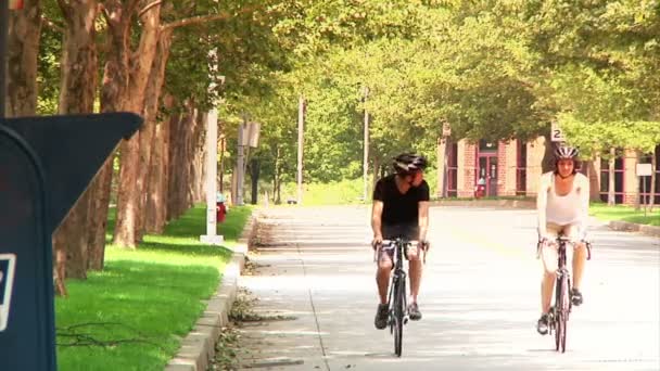 Молодая пара велосипед и осмотр достопримечательностей на велосипедных дорожках — стоковое видео