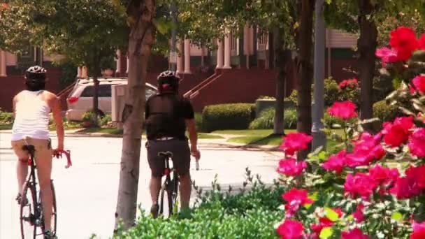 Una giovane coppia in bicicletta e visite guidate sulle piste ciclabili — Video Stock