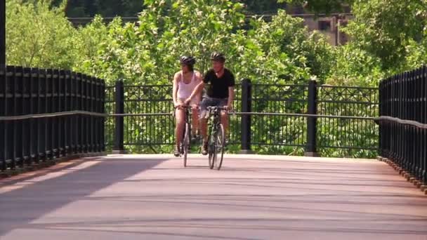 Una giovane coppia in bicicletta e visite guidate sulle piste ciclabili — Video Stock