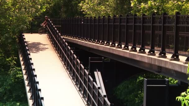 Un jeune couple de vélo et de visites sur les pistes cyclables — Video