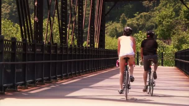 Una joven pareja en bicicleta y turismo en los senderos para bicicletas — Vídeos de Stock