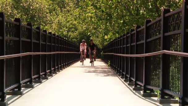 Um jovem casal de bicicleta e turismo nas trilhas da bicicleta — Vídeo de Stock