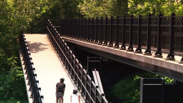 Um jovem casal de bicicleta e turismo nas trilhas da bicicleta — Vídeo de Stock