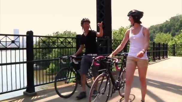 Una joven pareja en bicicleta y turismo en los senderos para bicicletas — Vídeos de Stock