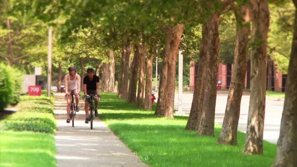 Una joven pareja en bicicleta y turismo en los senderos para bicicletas — Vídeo de stock