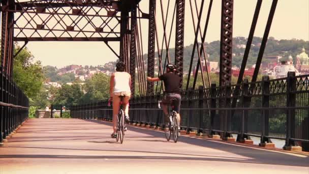 Una giovane coppia in bicicletta e visite guidate sulle piste ciclabili — Video Stock