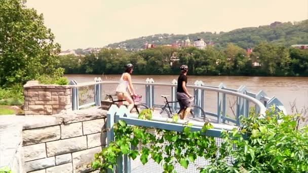 Una joven pareja en bicicleta y turismo en los senderos para bicicletas — Vídeo de stock