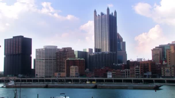 Una barcaza de carbón pasa por la ciudad de Pittsburgh, Pennsylvania . — Vídeos de Stock
