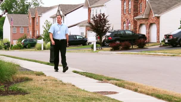 Un venditore porta a porta entra in un quartiere . — Video Stock