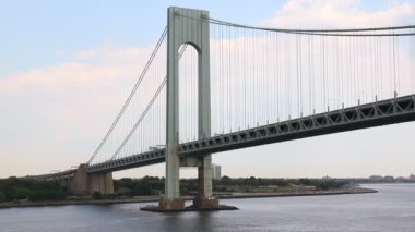 new york city yakınındaki new york limanındaki verrazano narrows köprünün altında seyahat.