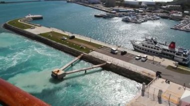 king's wharf Bermuda'da büyük cruise liner bırakır.